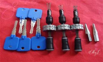 專業開汽車鎖公司電話附近24小時上門修鎖換鎖芯體-保險箱櫃-電子智能門禁指紋密碼鎖安裝開鎖維修-配汽車防盜遙控芯片鑰匙救援服務西貢香港離島葵青沙田大埔北區元朗屯門