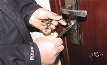 專業開汽車鎖-24小時上門開修換鎖芯體-保險箱櫃-電子智能門禁指紋密碼鎖安裝開鎖維修-配汽車防盜遙控芯片鑰匙後備箱附近服務公司電話西貢香港離島葵青沙田大埔北區元朗屯門